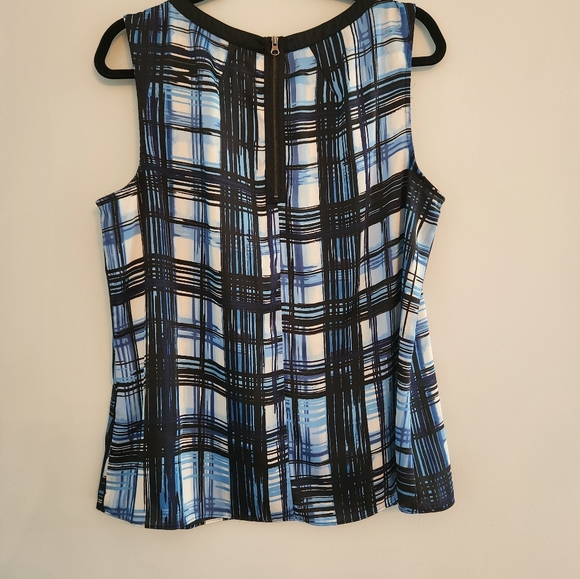 Dana Buchman Blue Print Blouse Size XL with Black Trim. Non wrinkle fabric. - Picture 5 of 5